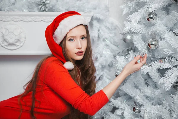 Christmas woman in Santa Hat. Happy smiling girl celebrating New Year at Home. — Stock Photo, Image