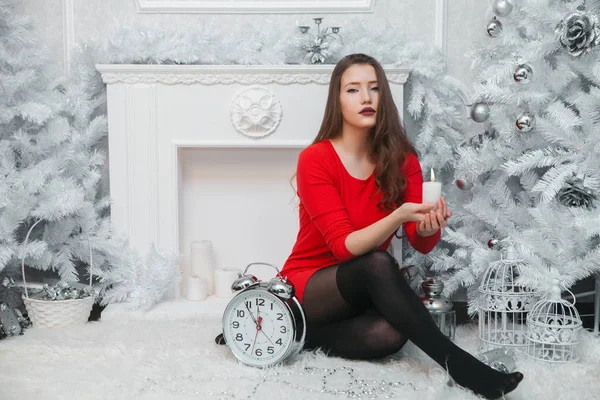 Mulher de Natal. Menina sorridente feliz celebrando Ano Novo em casa . — Fotografia de Stock