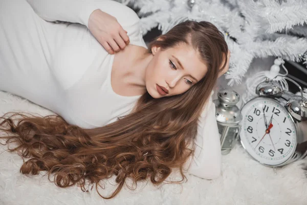 Mujer de Navidad. Feliz chica sonriente celebrando el Año Nuevo en casa . —  Fotos de Stock