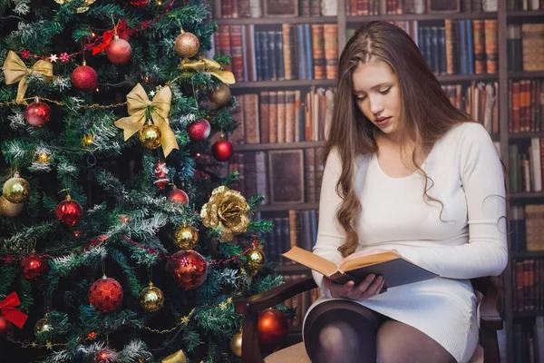 Christmas woman. Happy smiling girl celebrating New Year at Home. — Stock Photo, Image