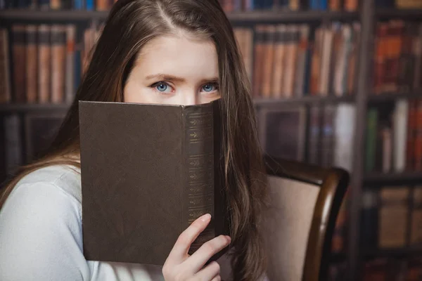 Vánoční žena. Šťastná usměvavá dívka slaví Nový rok doma. — Stock fotografie