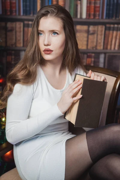 Christmas woman. Happy smiling girl celebrating New Year at Home. — Stock Photo, Image