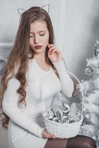 Mulher de Natal. Menina sorridente feliz celebrando Ano Novo em casa . — Fotografia de Stock