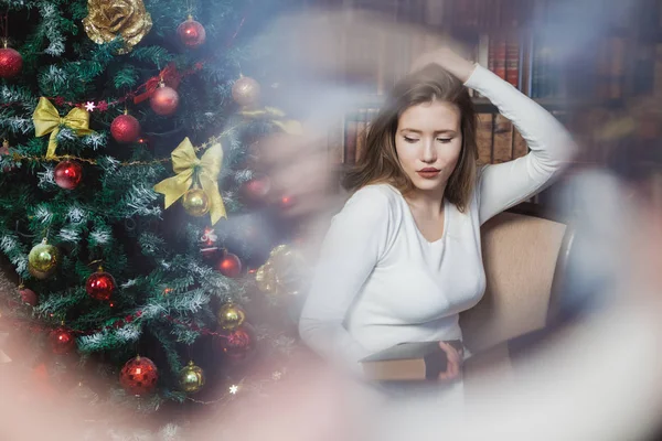 Mulher de Natal. Menina sorridente feliz celebrando Ano Novo em casa . — Fotografia de Stock