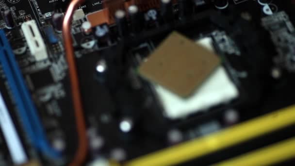 Computador processador de chip na macro placa-mãe — Vídeo de Stock
