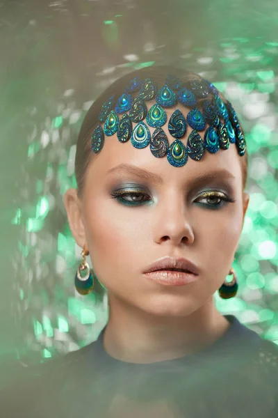 Beautiful fashion woman face. Perfect blue green makeup. — Stock Photo, Image