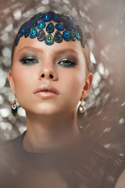 Kaunis muoti nainen kasvot. Täydellinen sininen vihreä meikki. — kuvapankkivalokuva