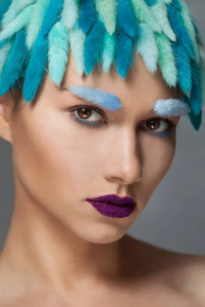 Retrato de close-up de jovem mulher bonita com cabelo azul e sobrancelhas — Fotografia de Stock