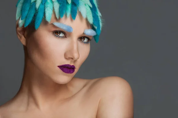 Lähikuva muotokuva nuori kaunis nainen siniset hiukset ja kulmakarvat — kuvapankkivalokuva