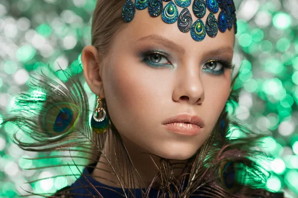 Bella faccia da donna di moda. Trucco perfetto blu verde. — Foto Stock