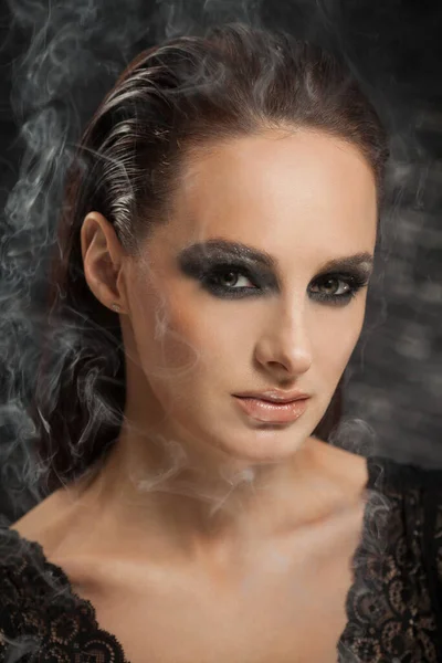 Portrait rapproché d'une dame sérieuse avec un maquillage des yeux fumé — Photo