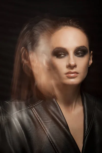 Portrait rapproché d'une dame sérieuse avec un maquillage des yeux fumé — Photo