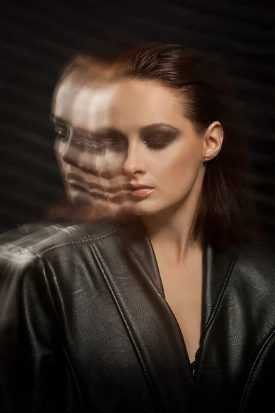 Retrato de close-up de uma senhora séria com maquiagem para os olhos fumegante — Fotografia de Stock
