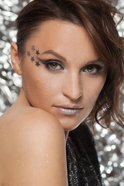 Mujer de maquillaje de ojos con estrellas decorativas. Maquillaje perfecto. Moda de belleza . —  Fotos de Stock