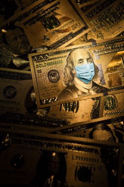 ABD 'de COVID-19 Coronavirüs. Yüz maskeli yüz altın para..