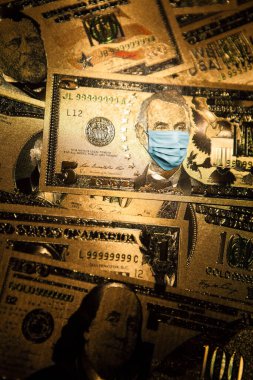 ABD 'de COVID-19 Coronavirüs. Yüz maskeli beş altın para..