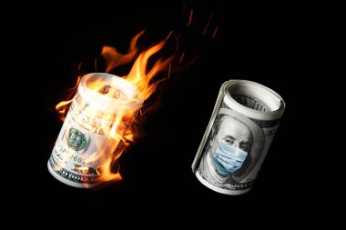 ABD 'de COVID-19 Coronavirüs. Yüz dolarlık banknot, yüz maskesi ve alevler içinde..