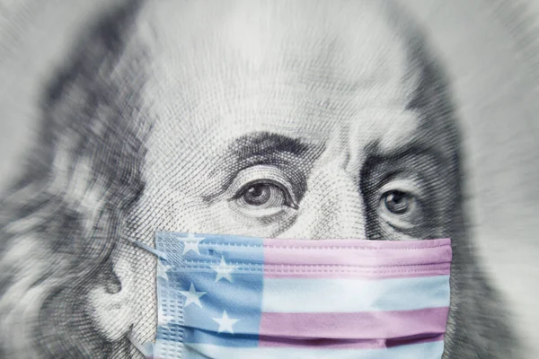 COVID-19 coronavirus i USA. Hundra gyllene dollar sedel med ansiktsmask. — Stockfoto