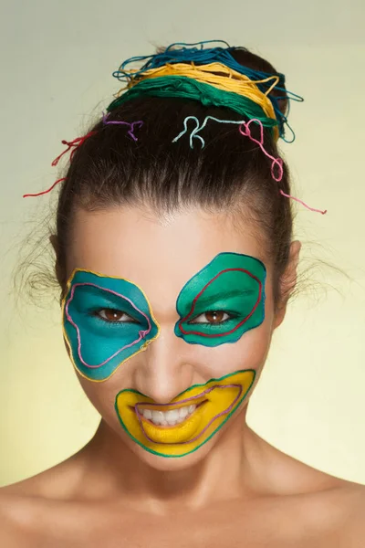 Porträtt av ung kvinna med konst mode makeup — Stockfoto
