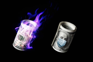 ABD 'de COVID-19 Coronavirüs. Yüz dolarlık banknot, yüz maskesi ve alevler içinde..