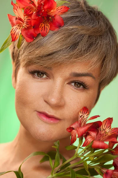 Mujer de belleza con retrato de hoja de palma verde natural, modelo chica con maquillaje perfecto . —  Fotos de Stock