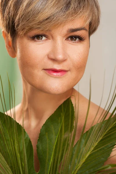 Kráska žena s přírodním zeleným palmovým listem portrét, modelka dívka s perfektní make-up — Stock fotografie
