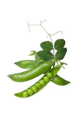 Beyaz arkaplanda taze yeşil bezelyeler izole edilmiş