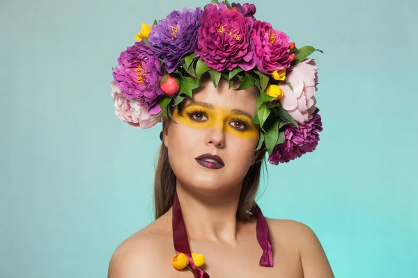 Bella donna bruna con corona di fiori sulla testa. — Foto Stock