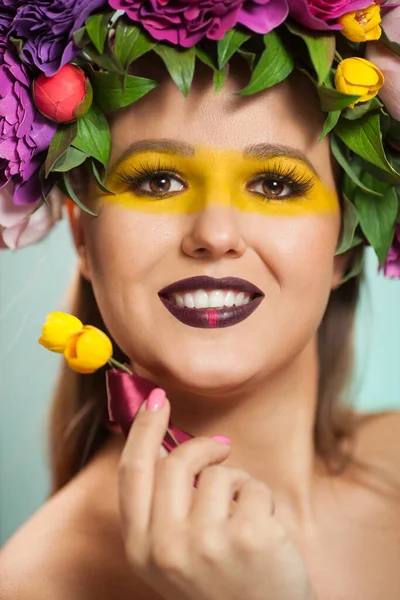 Belle femme brune avec une couronne de fleurs sur la tête. — Photo