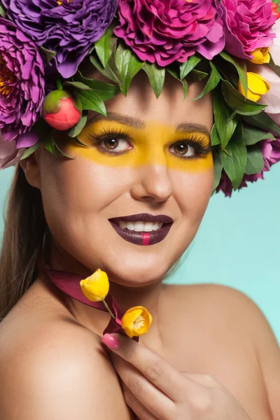 Piękna brunetka z wieńcem kwiatów na głowie. — Zdjęcie stockowe