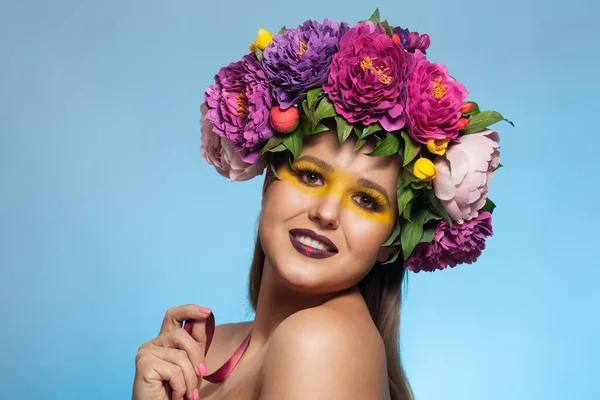 Piękna brunetka z wieńcem kwiatów na głowie. — Zdjęcie stockowe