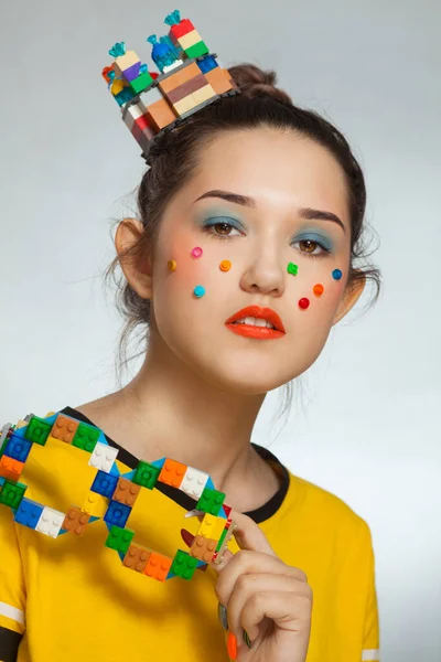 Ung vacker kvinna leker med byggplastblock leksak. — Stockfoto