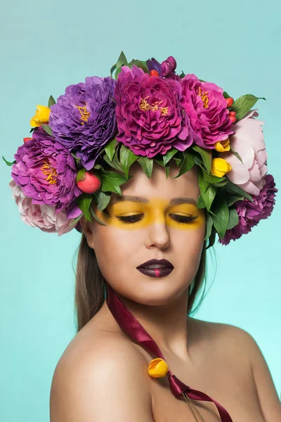 Vacker brunett kvinna med blomma krans på huvudet. — Stockfoto