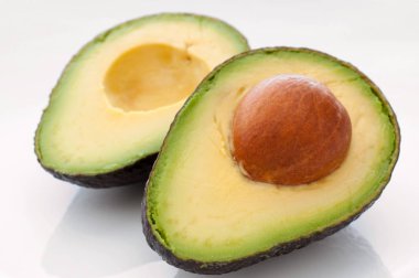 Bir avokado armut iki yarısı