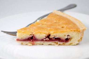 Bakewell tart çatal ile plaka üzerinde dilim