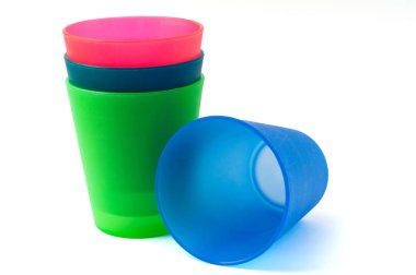Dört farklı renkli çocuk plastik bardak