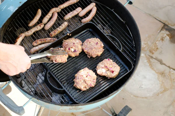 Cuisiner des hamburgers faits maison sur le barbecue — Photo