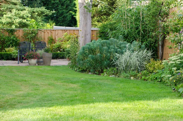 Garden with patio area — Stock Photo, Image