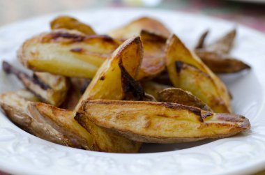 Bir tabak ev yapımı patates cipsi.