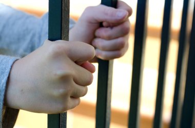 Metal çubuklar holding Childs eller