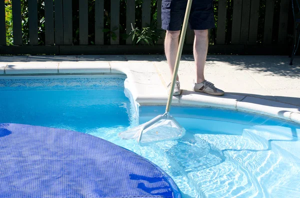 Nettoyage de la dernière partie de la piscine — Photo