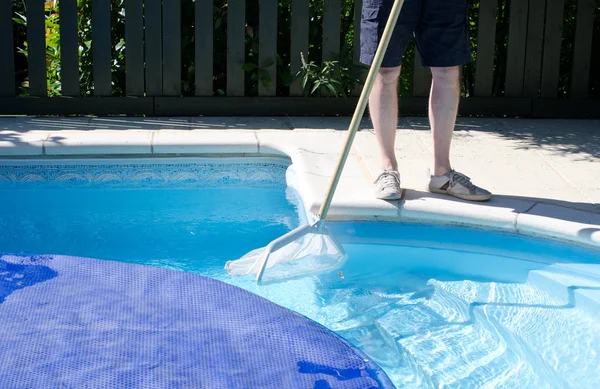 Limpeza da piscina — Fotografia de Stock