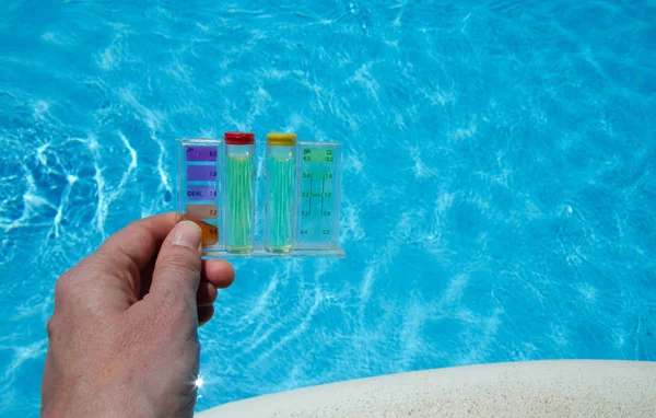 Probando la calidad del agua de la piscina —  Fotos de Stock