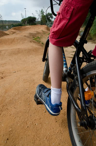 Çocuk bir Bmx Bisiklet — Stok fotoğraf