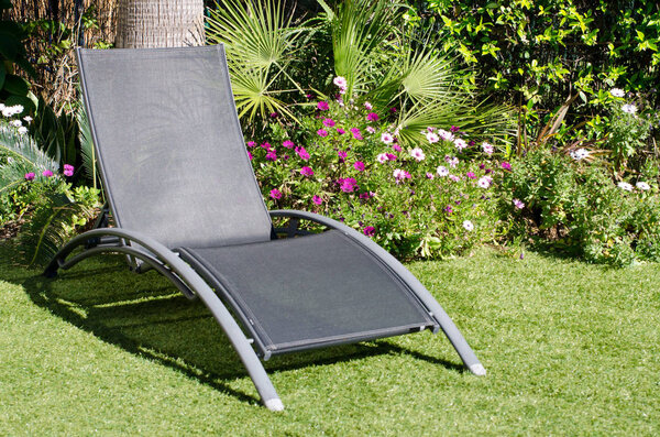 Солнечный шезлонг в саду

