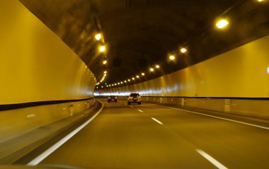 Uzun bir tünel üzerinden araba otoyolda sürüş