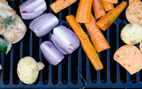 Cuisson de poulet et légumes sur un gril extérieur — Photo