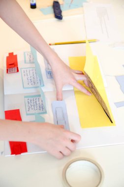 Çocuk onların okul projesi yapıyor