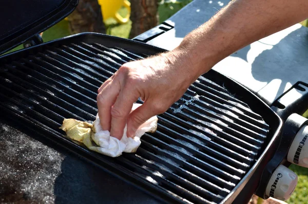 Reinigung des Außengrills — Stockfoto