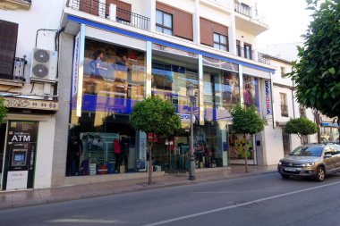 ronda, İspanya 30 Ekim 2019: İspanya 'nın Ronda kentinde bir spor mağazası Intersport şubesi